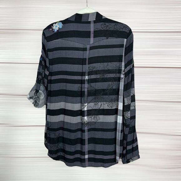 DESIGUAL LAURA ILLA Embroidered Gray Blouse Top Shirt V-neck Roll Tab Sleeve M-L - Picture 9 of 15